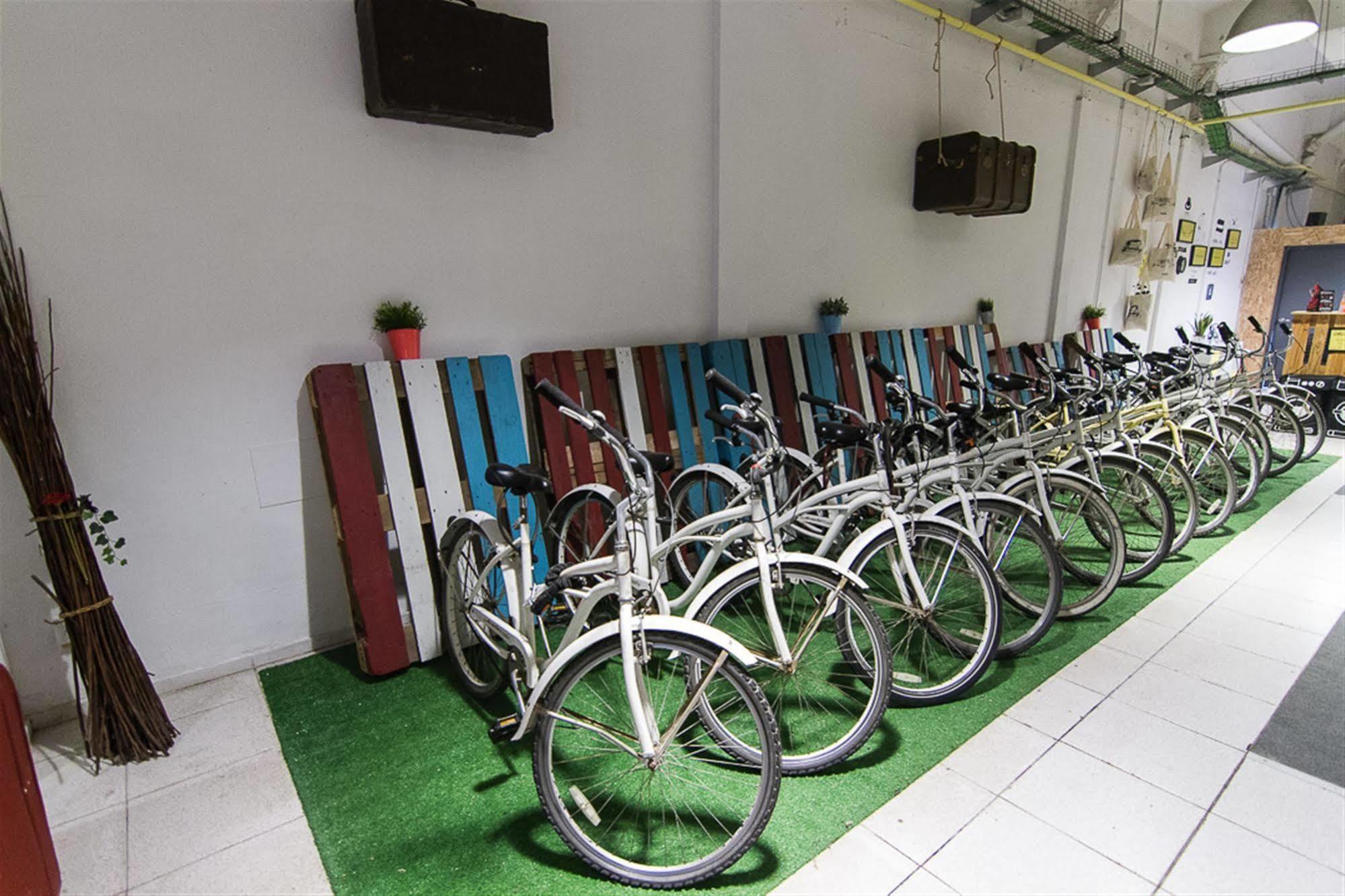 Bed & Bike Barcelona Hostel Bagian luar foto